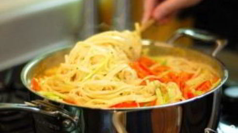 рисовая лапша с курицей по-азиатски