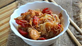 Рисовая лапша с курицей