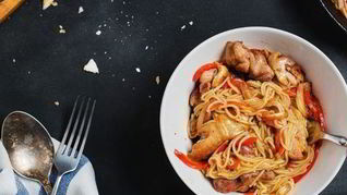 Рисовая лапша с уткой и перцем