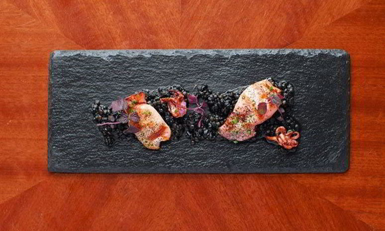 Рецепт кальмаров с чечевичным ризотто и пудрой из лука-порея