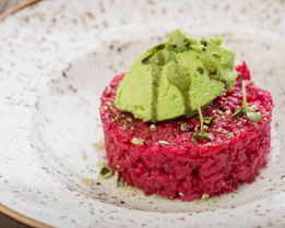 Розовый ризотто с горошком