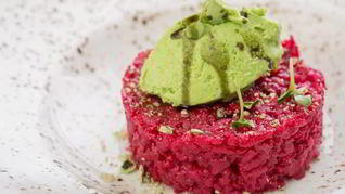 Розовый ризотто с горошком