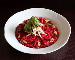 Свекольное ризотто с яблоком, грецким орехом и сыром бри