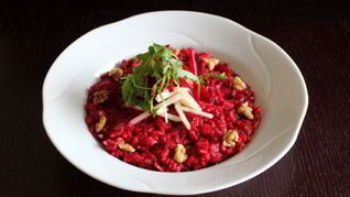 Свекольное ризотто с яблоком, грецким орехом и сыром бри