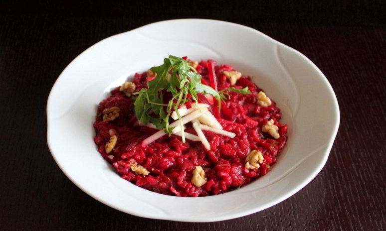 Рецепт свекольного ризотто с яблоком, грецким орехом и сыром бри