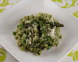 Запеченное ризотто со спаржей, зеленым горошком и шпинатом