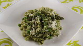 Запеченное ризотто со спаржей, зеленым горошком и шпинатом