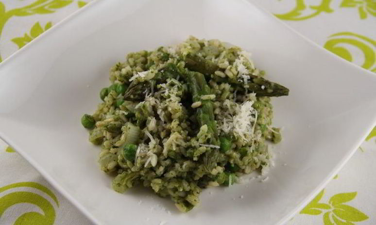 Рецепт запеченного ризотто со спаржей, зеленым горошком и шпинатом