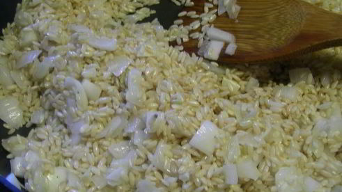 запеченное ризотто со спаржей, зеленым горошком и шпинатом