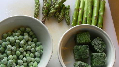 запеченное ризотто со спаржей, зеленым горошком и шпинатом