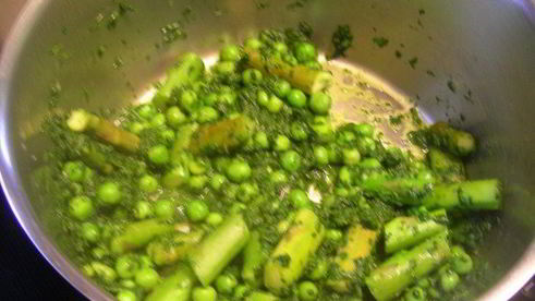 запеченное ризотто со спаржей, зеленым горошком и шпинатом