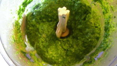 запеченное ризотто со спаржей, зеленым горошком и шпинатом