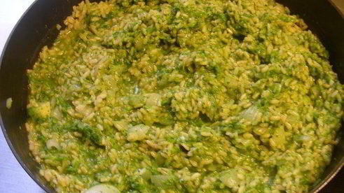 запеченное ризотто со спаржей, зеленым горошком и шпинатом