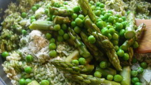 запеченное ризотто со спаржей, зеленым горошком и шпинатом