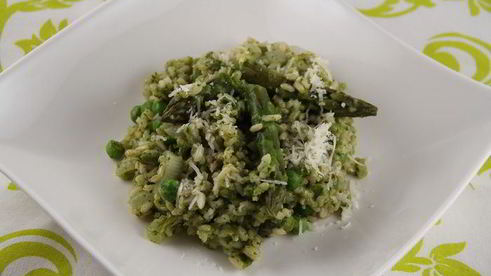 запеченное ризотто со спаржей, зеленым горошком и шпинатом