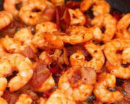 Чесночные креветки с ветчиной и красными перцами по-испански