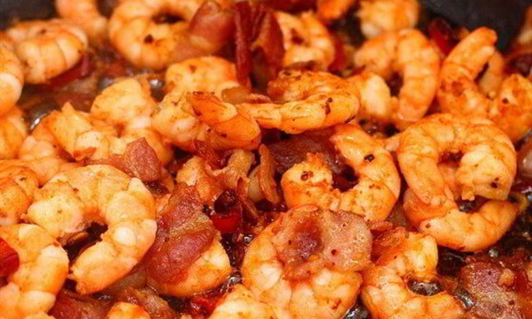Рецепт чесночных креветок с ветчиной и красными перцами по-испански