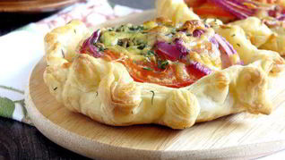 Форель с овощами в тесте