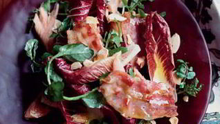 Форель с жареной ветчиной-панчеттой и красным цикорием