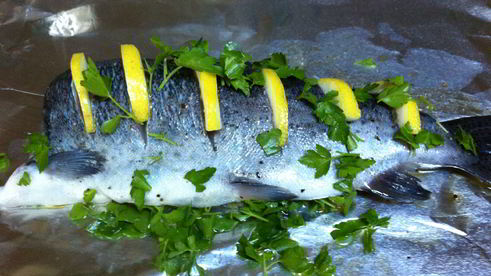 форель, запеченная в фольге