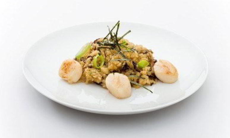 Рецепт гребешков в сливочном соусе с грибами и рисом