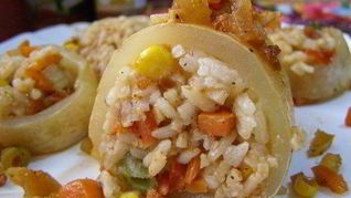 Кальмары, фаршированные рисом и овощами