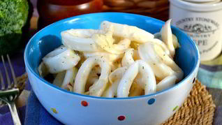 Кальмары с луком в сметанном соусе