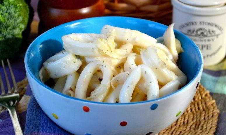 Рецепт кальмаров с луком в сметанном соусе