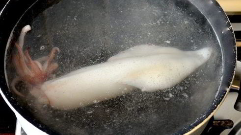 кальмары с луком в сметанном соусе