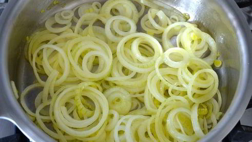 кальмары с луком в сметанном соусе