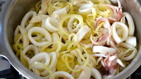 кальмары с луком в сметанном соусе