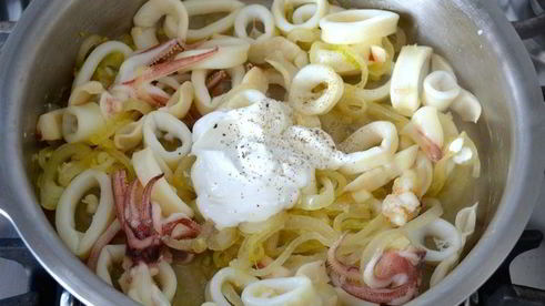 кальмары с луком в сметанном соусе