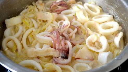 кальмары с луком в сметанном соусе