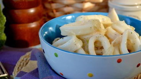 кальмары с луком в сметанном соусе