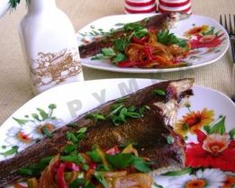 Камбала в томатной глазури с овощной соломкой