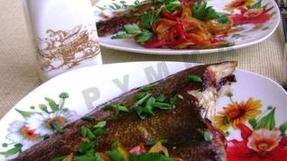 Камбала в томатной глазури с овощной соломкой