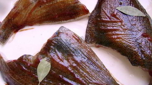 камбала в томатной глазури с овощной соломкой