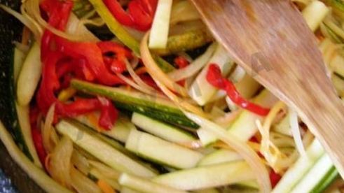 камбала в томатной глазури с овощной соломкой