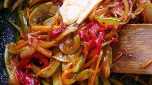 камбала в томатной глазури с овощной соломкой