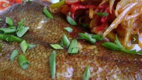 камбала в томатной глазури с овощной соломкой