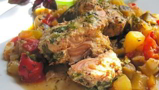 Кижуч, тушенный с овощами