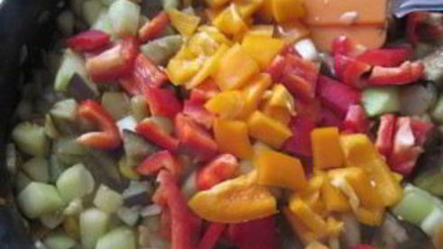 кижуч, тушенный с овощами