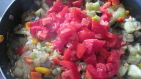 кижуч, тушенный с овощами