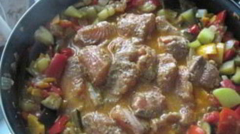 кижуч, тушенный с овощами