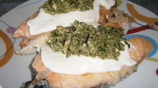 Лосось под сливочным соусом с песто