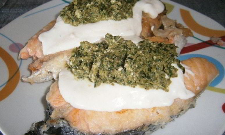 Рецепт лосося под сливочным соусом с песто