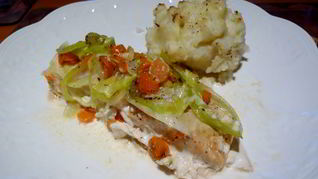 Лосось с луком пореем и морковью