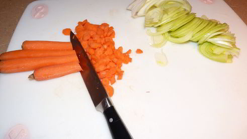 лосось с луком пореем и морковью