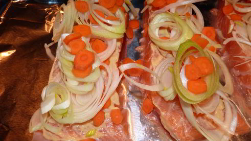 лосось с луком пореем и морковью