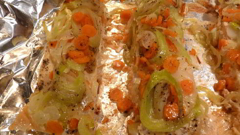 лосось с луком пореем и морковью